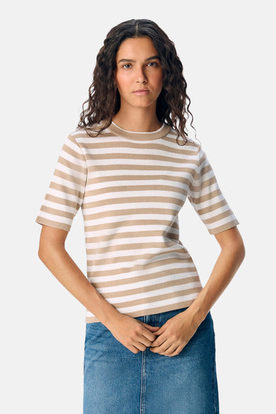 Ecru T-shirt met korte mouwen van OBJECT, met beige strepen, gecombineerd met een blauwe jeans rok.
