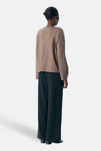 Pull marron avec col rond d'OBJECT, à longues manches, associé à un pantalon noir.