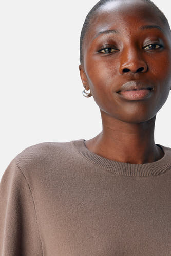Sweat-shirt brun avec col rond d'OBJECT, gros plan d'un modèle avec des boucles d'oreilles argentées.