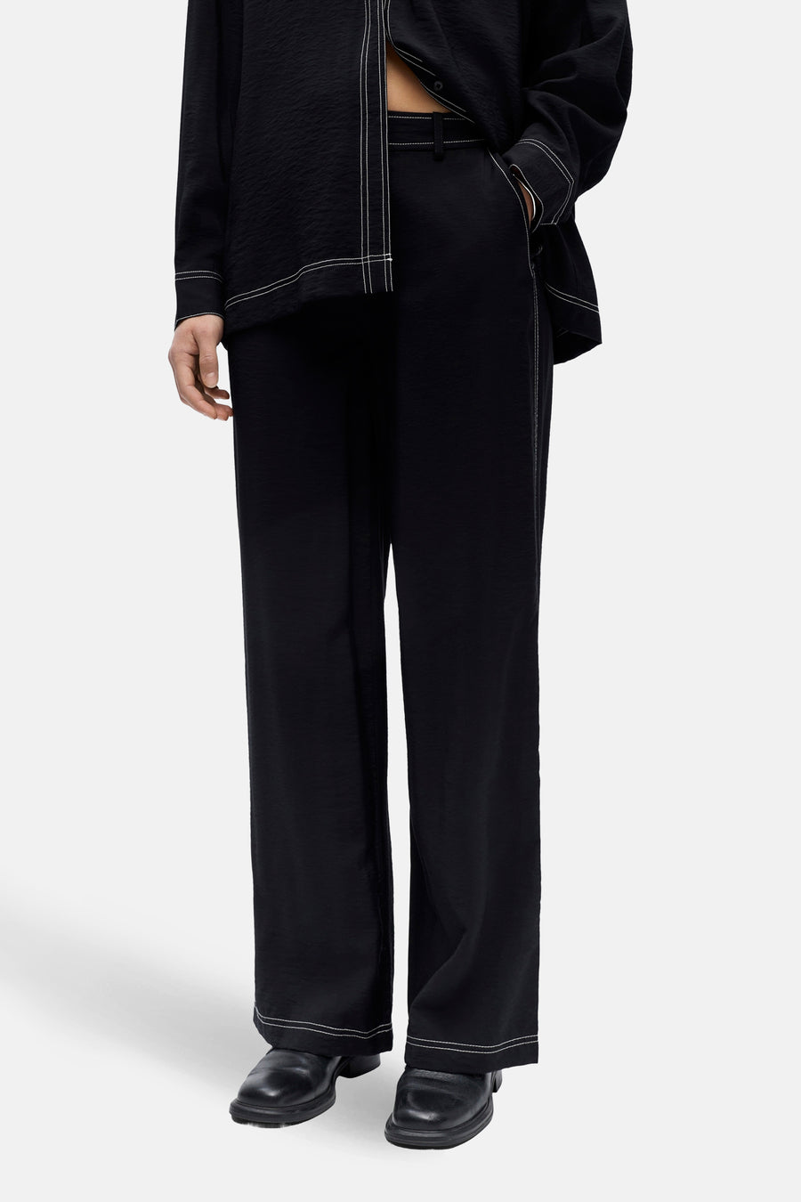 Pantalon noir OBJECT, avec surpiqûres blanches et jambes larges.