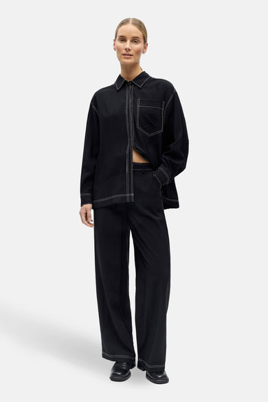 Pantalon noir OBJECT, à jambes larges et coutures décoratives.