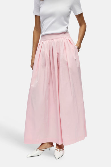 Lange roze geplooide rok van OBJECT met steekzakken, gestyled met een wit topje en witte muiltjes.