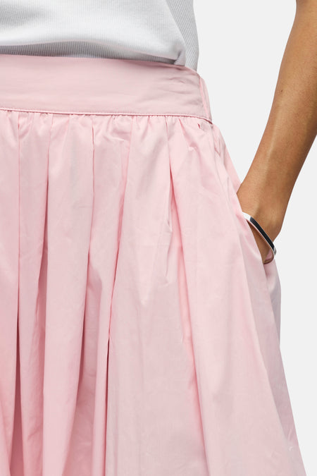Jupe plissée rose d'OBJECT avec large ceinture, poche insérée et bracelet argenté.