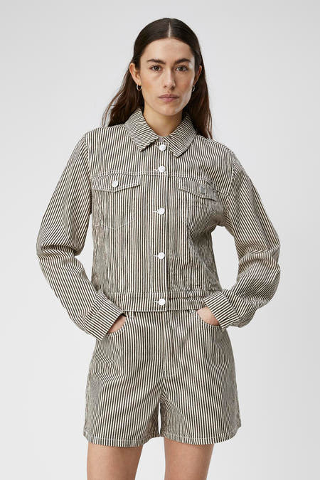 Blouson de jeans marron d'OBJECT, avec une impression verticale rayée et des manches longues, vu de dos.