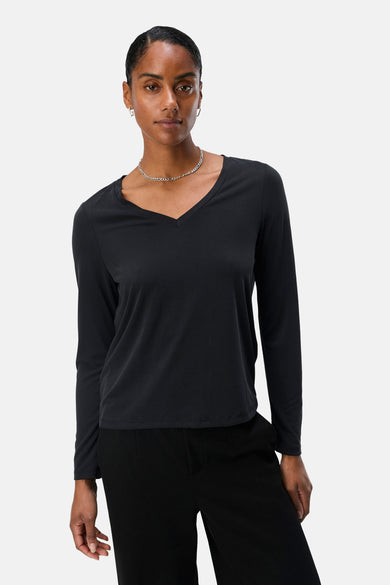 Zwart T-shirt met lange mouwen van OBJECT, gedragen met een zilveren ketting en zwarte pantalon.
