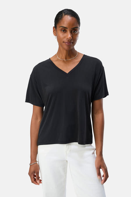 Zwart T-shirt met korte mouwen van OBJECT, met een V-hals en gecombineerd met een zilveren ketting en witte broek.