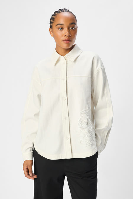 Chemise écru à manches longues d'OBJECT, avec un motif floral brodé sur la devant.