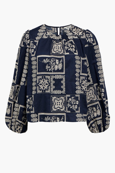 Blauw blouse met lange mouwen van OBJECT, met geborduurde vierkante patronen over het hele oppervlak.

