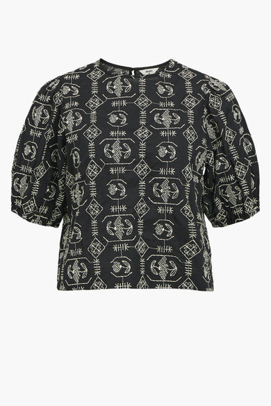 Zwarte blouse van OBJECT, met een wit etnisch patroon en korte pofmouwen.
