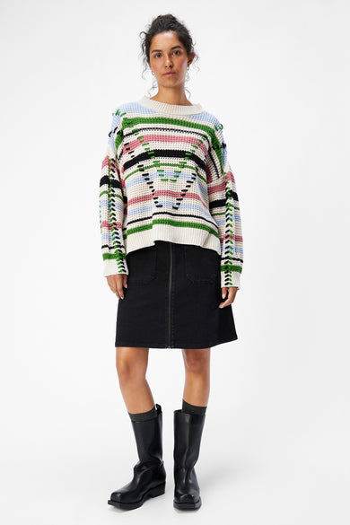 Sweat-shirt multicolore à col rond d'OBJECT, avec des rayures horizontales et des détails frappants, associé à une jupe noire et des bottes.