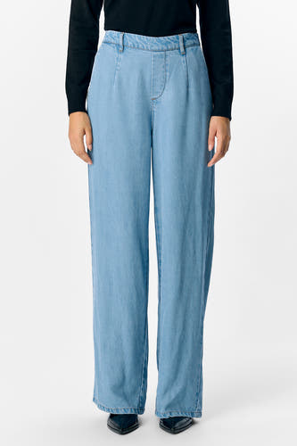 Lichtblauwe denim broek van OBJECT, met wijde pijpen en een geplooid ontwerp.