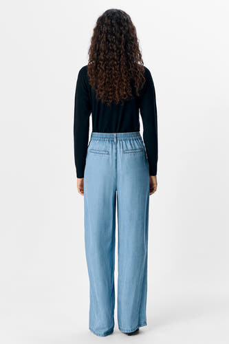 Lichtblauwe denim broek van OBJECT met elastische tailleband, achterzakken en wijde pijpen.
