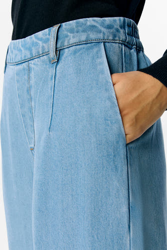Lichtblauwe denim broek van OBJECT met hand in de zak en elastische tailleband.
