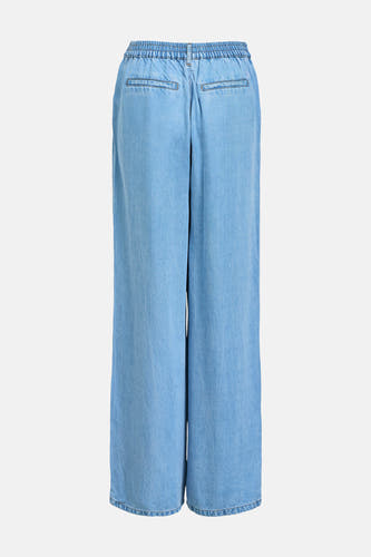 Lichtblauwe denim broek van OBJECT, gezien vanaf de achterkant met elastische tailleband en wijde pijpen.