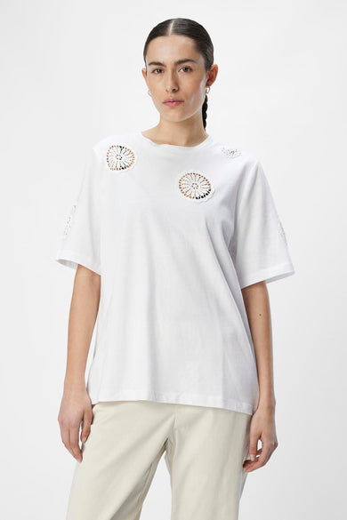 Wit T-shirt met korte mouwen van OBJECT, met gehaakte applicaties op de schouders en mouwen.