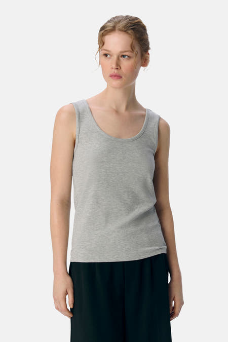 Sous-vêtement gris d'OBJECT, porté avec des culottes noires, des chaussettes noires et des chaussures noires.