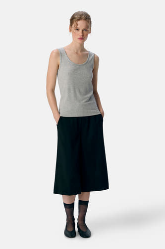 Grijze singlet van OBJECT, gedragen met zwarte culottes, zwarte sokken en zwarte schoenen.
