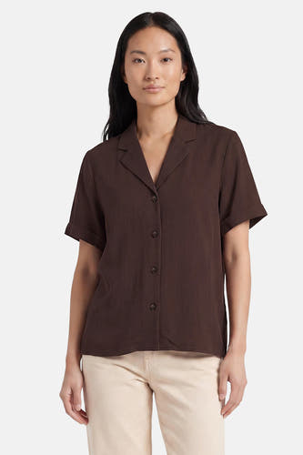 Bruin hemd met korte mouwen van OBJECT, met reverskraag, knoopsluiting en opgerolde mouwen, gedragen met een beige broek.