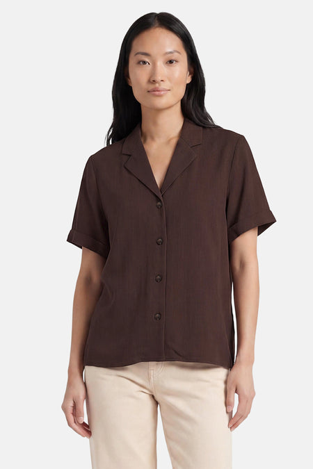 Bruin hemd met korte mouwen van OBJECT, met reverskraag, knoopsluiting en opgerolde mouwen, gedragen met een beige broek.