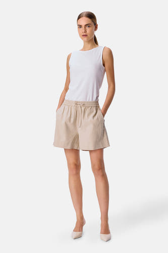 Ecru short van OBJECT, met elastische tailleband en steekzakken, gedragen met een wit hemd en pumps.
