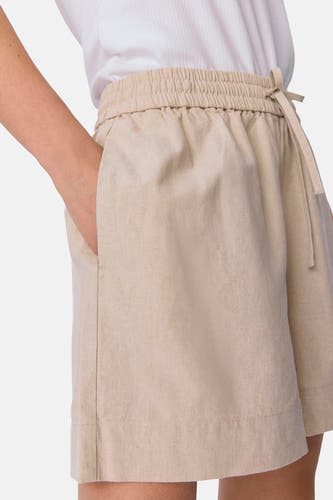 Ecru short van OBJECT, met steekzak en koord in de tailleband.
