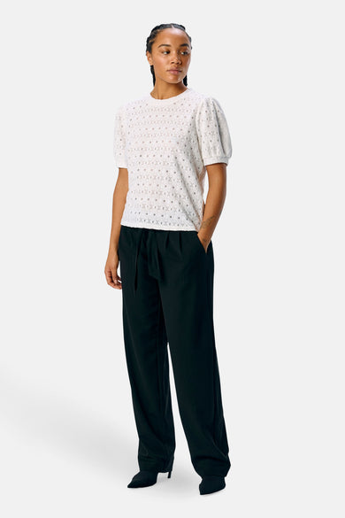 Wit T-shirt met korte mouwen van OBJECT, met een opengewerkte textuur en gedragen met zwarte, losvallende broeken en hakken.
