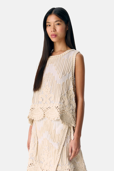 Mouwloze ecru blouse van OBJECT, met geborduurde details en decoratieve patronen.
