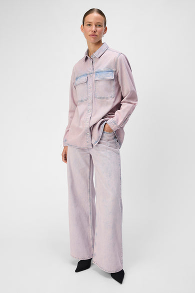 Roze jeanshemd van OBJECT, gedragen met bijpassende wijde jeans en zwarte schoenen.
