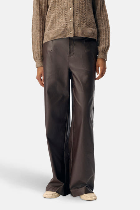Bruine broek van OBJECT met wijde pijpen en gecombineerd met een bruin gebreid vest.
