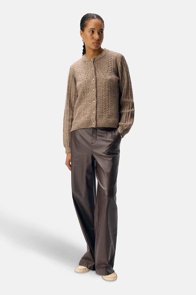 Bruine broek van OBJECT, met wijde pijpen en een glanzende lederlook textuur.
