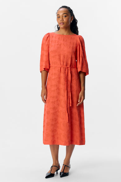 Manteau orange à manches courtes d'OBJECT, avec un motif subtil et une ceinture coordonnée.