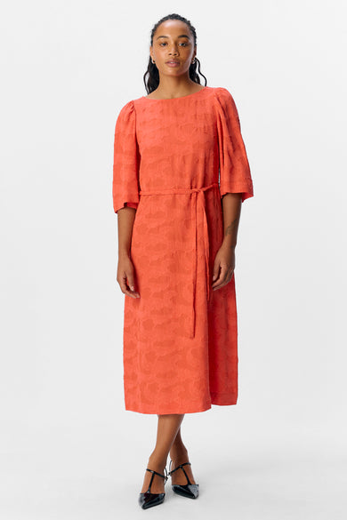 Oranje kleedje met korte mouwen van OBJECT, met een subtiel patroon en een bijpassende riem.
