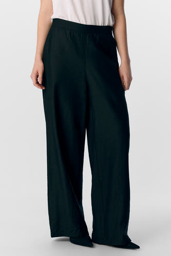 Pantalon noir d'OBJECT, avec des jambes larges et une ceinture élastique, porté avec un t-shirt blanc.