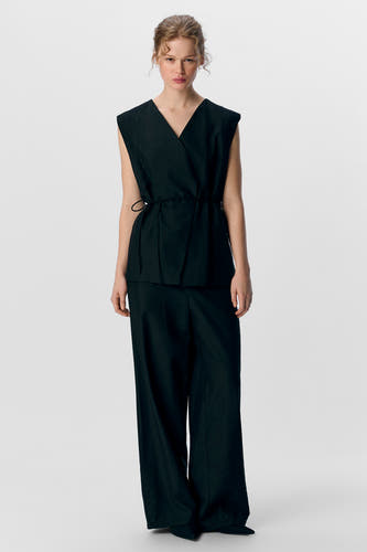 Pantalon noir d'OBJECT, avec des jambes larges et un style minimaliste.