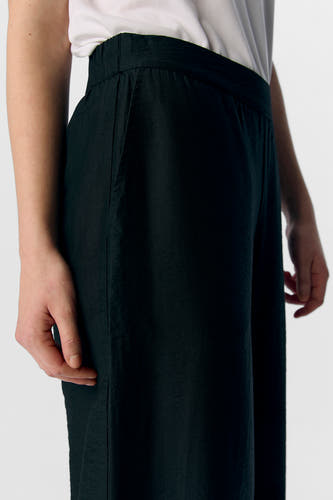 Pantalon noir d'OBJECT, avec une ceinture élastique et des poches, en twill.