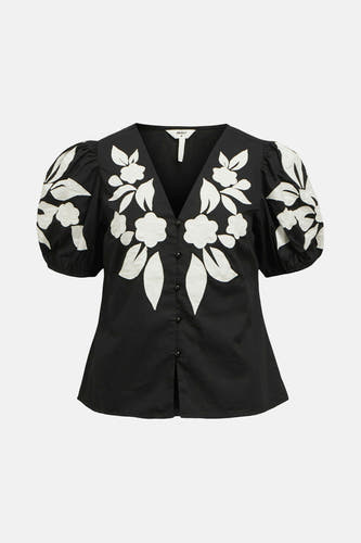 Zwarte blouse met korte mouwen van OBJECT, versierd met witte bloemmotieven en knoopsluiting.