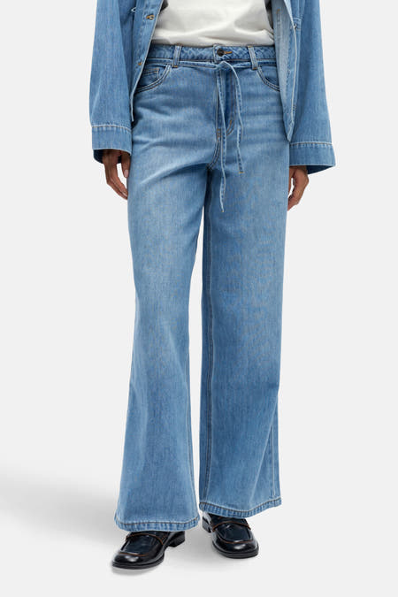 Lichtblauwe, wijde jeans van OBJECT met een striksluiting in de taille, gecombineerd met een denim jack.
