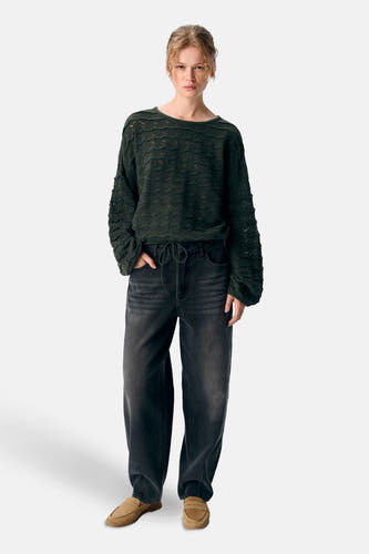 Pull kaki avec col rond d'OBJECT, doté d'un motif de texture, associé à un jeans foncé et des mocassins en cuir.