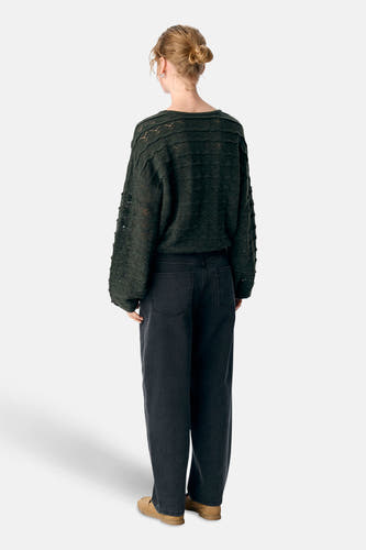 Gilet kaki avec col rond d'OBJECT, avec un motif tricoté structuré, associé à des jeans noirs et des chaussures marrons.
