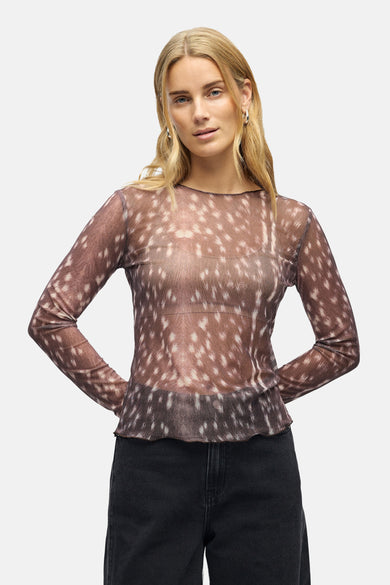 T-shirt marron à manches courtes d'OBJECT, avec un motif à carreaux sur toute la surface, associé à des jeans noirs larges et des chaussures marrons.