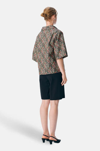 Multikleurig hemd van OBJECT, met een bloemenpatroon, gecombineerd met zwarte shorts en hakken.
