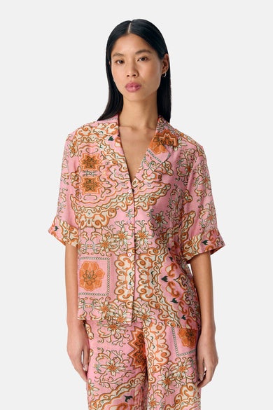 Chemise rose à manches courtes d'OBJECT, avec un motif de fleurs paisley distinctif.