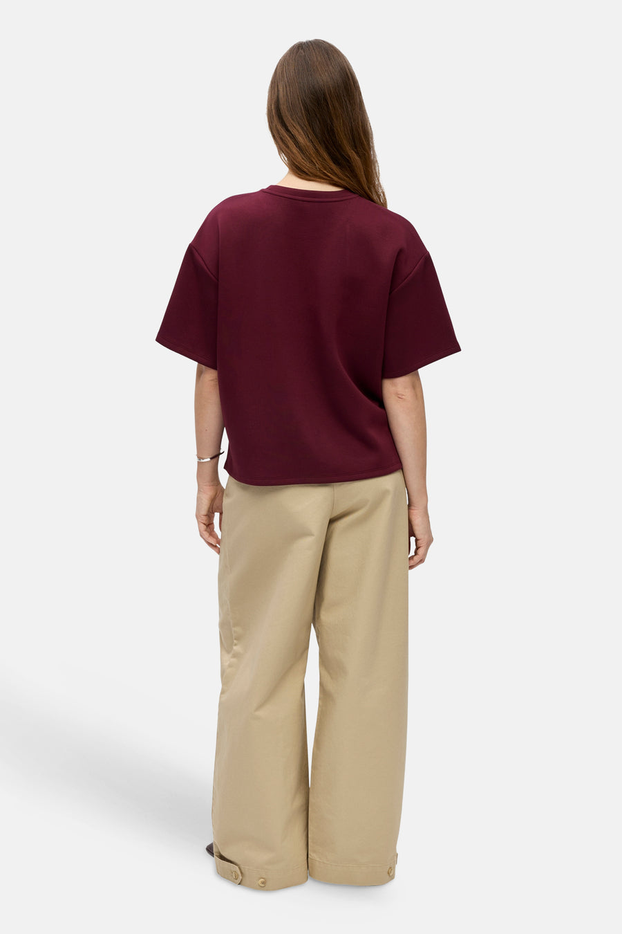 Bordeaux sweater met korte mouwen van OBJECT, achterzijde, losse pasvorm, beige broek met knopen aan de zoom
