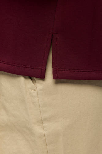 Bordeaux trui van OBJECT, close-up van de zoom met fijne stiksels en beige broek eronder
