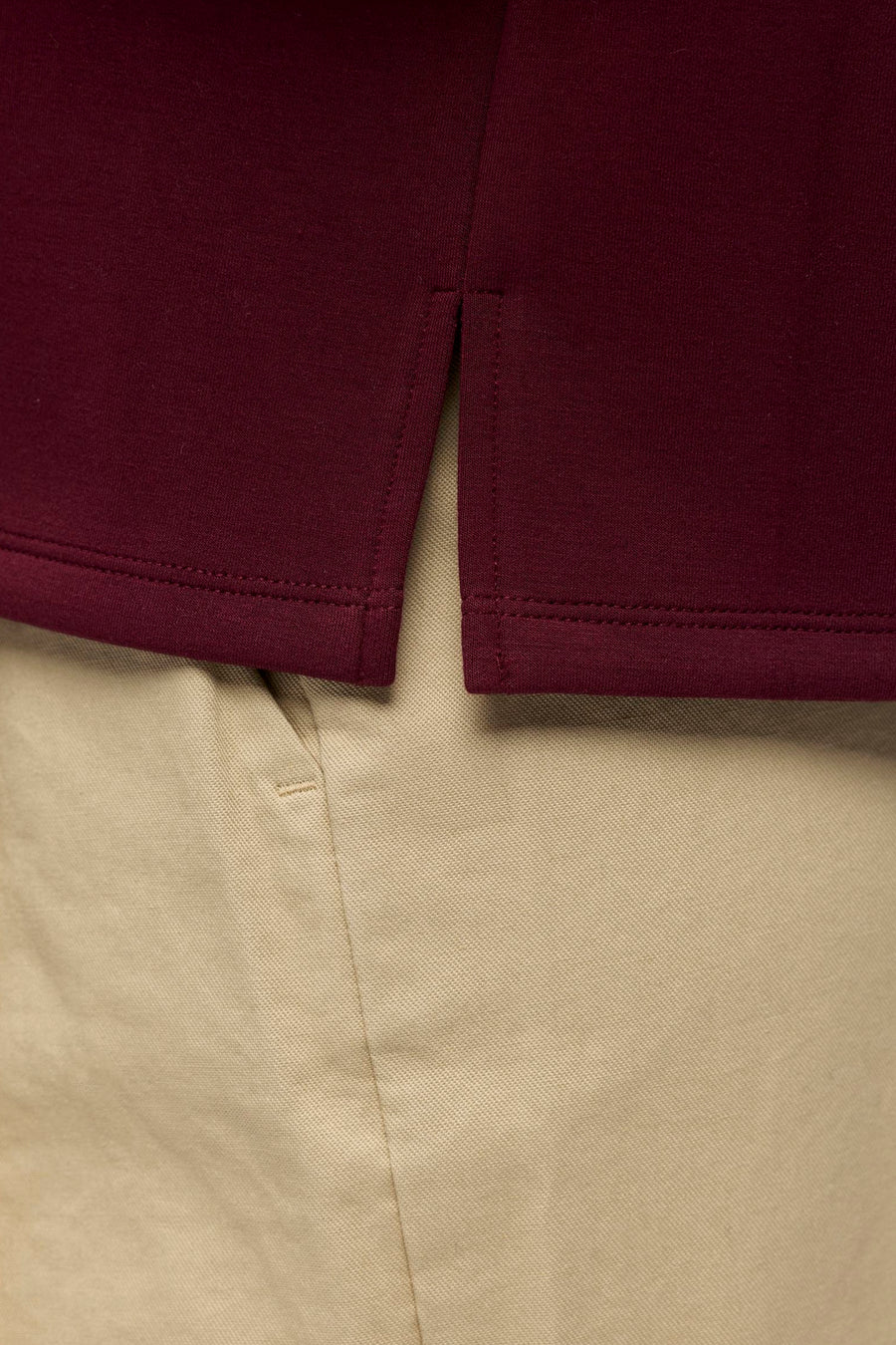 Bordeaux trui van OBJECT, close-up van de zoom met fijne stiksels en beige broek eronder