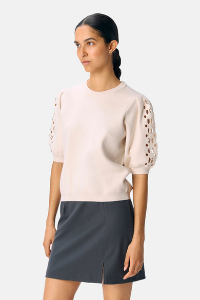 T-shirt écru d'OBJECT, avec des détails décoratifs sur les manches, associé à une jupe grise.