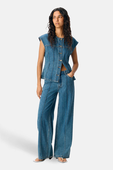 Wijde jeans van denim in mid blue van Object, met gestikte details.
