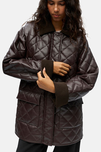 Manteau court brun d'OBJECT avec un motif de visière effiloché et des manches rayées.