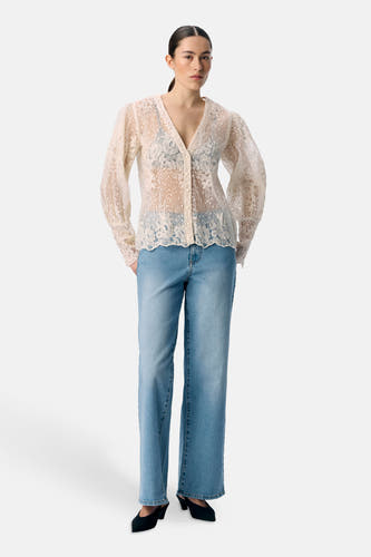 Ecru hemd met lange mouwen van OBJECT, met transparant bloemenkant, gedragen met een blauwe jeans en zwarte schoenen.
