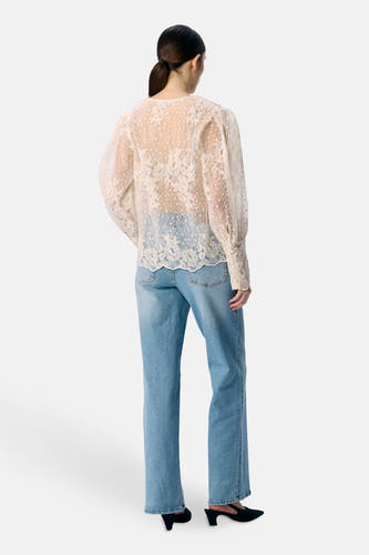 Ecru hemd met lange mouwen van OBJECT, met kanten details, gecombineerd met een blauwe jeans en zwarte schoenen.
